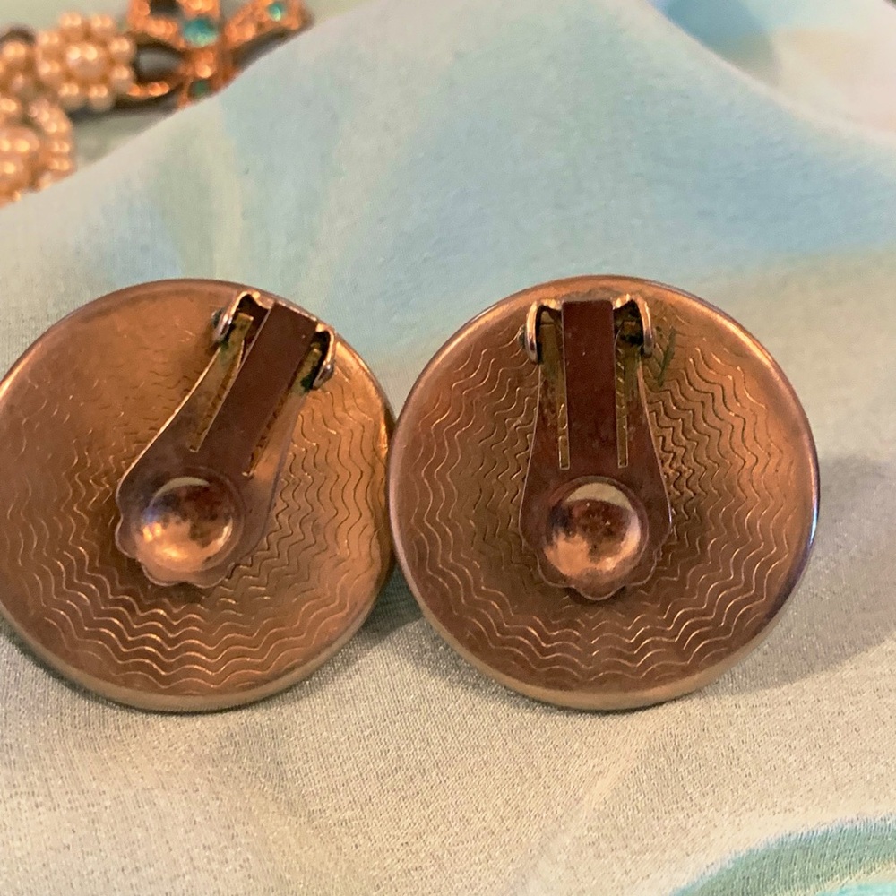 Vintage 1950s clip on earrings - Picture 3 of 3
